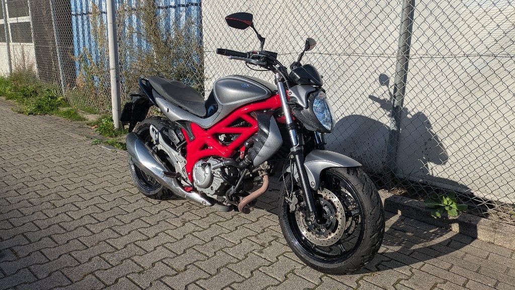Suzuki Gladius SFV650 - 2014 - Nieuwe banden/ketting, Ophalen, Benzine