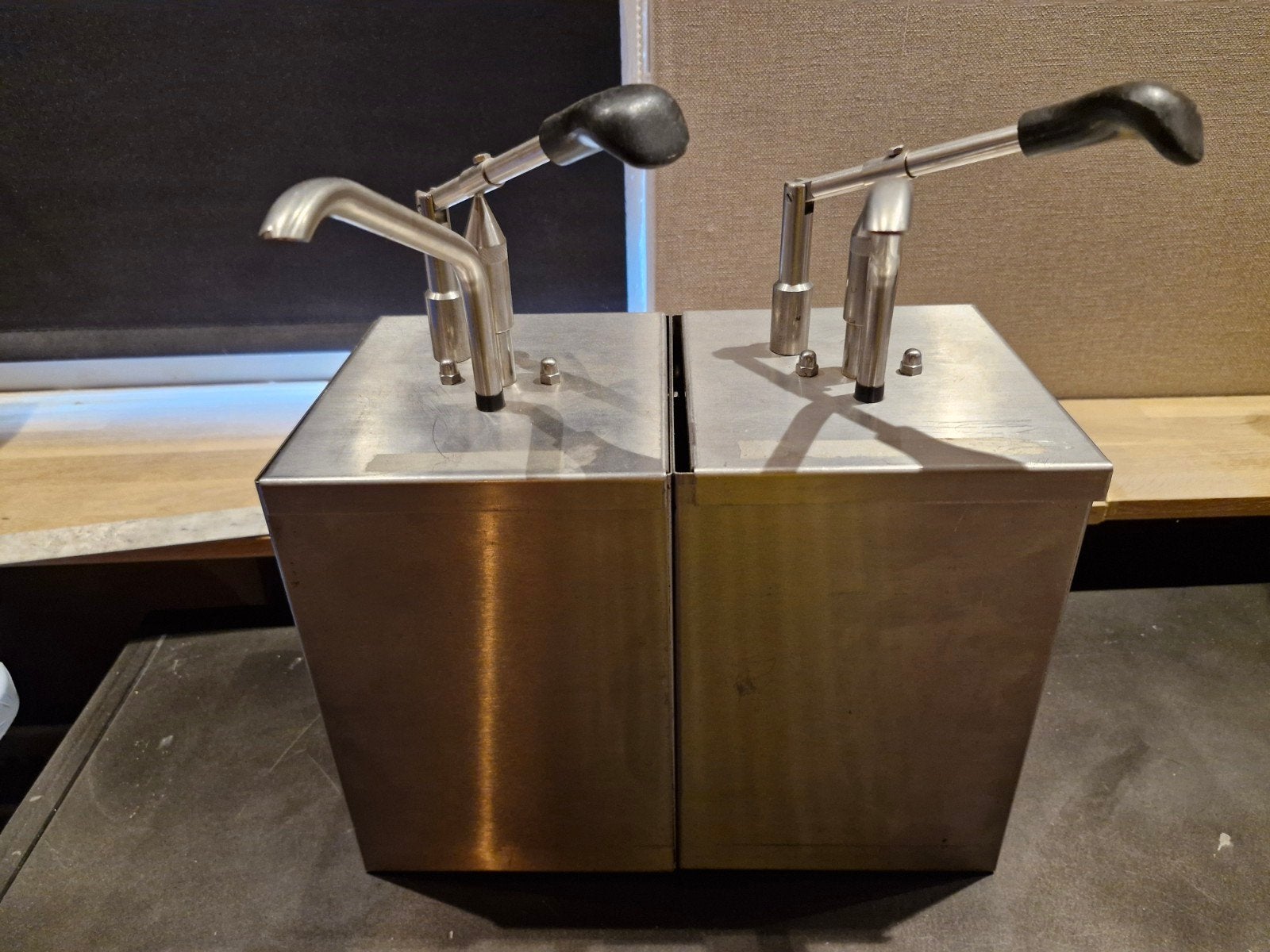 Dubbele RVS Sausdispenser - Perfect voor Horeca, Ophalen, Gebruikt