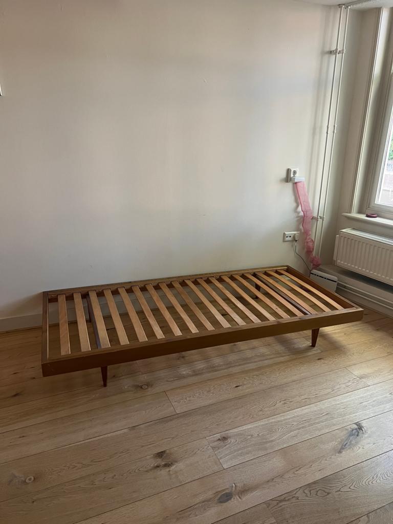 Houten mid-century daybed met lattenbodem inclusief matras, Ophalen, Gebruikt, 90 cm, Eenpersoons