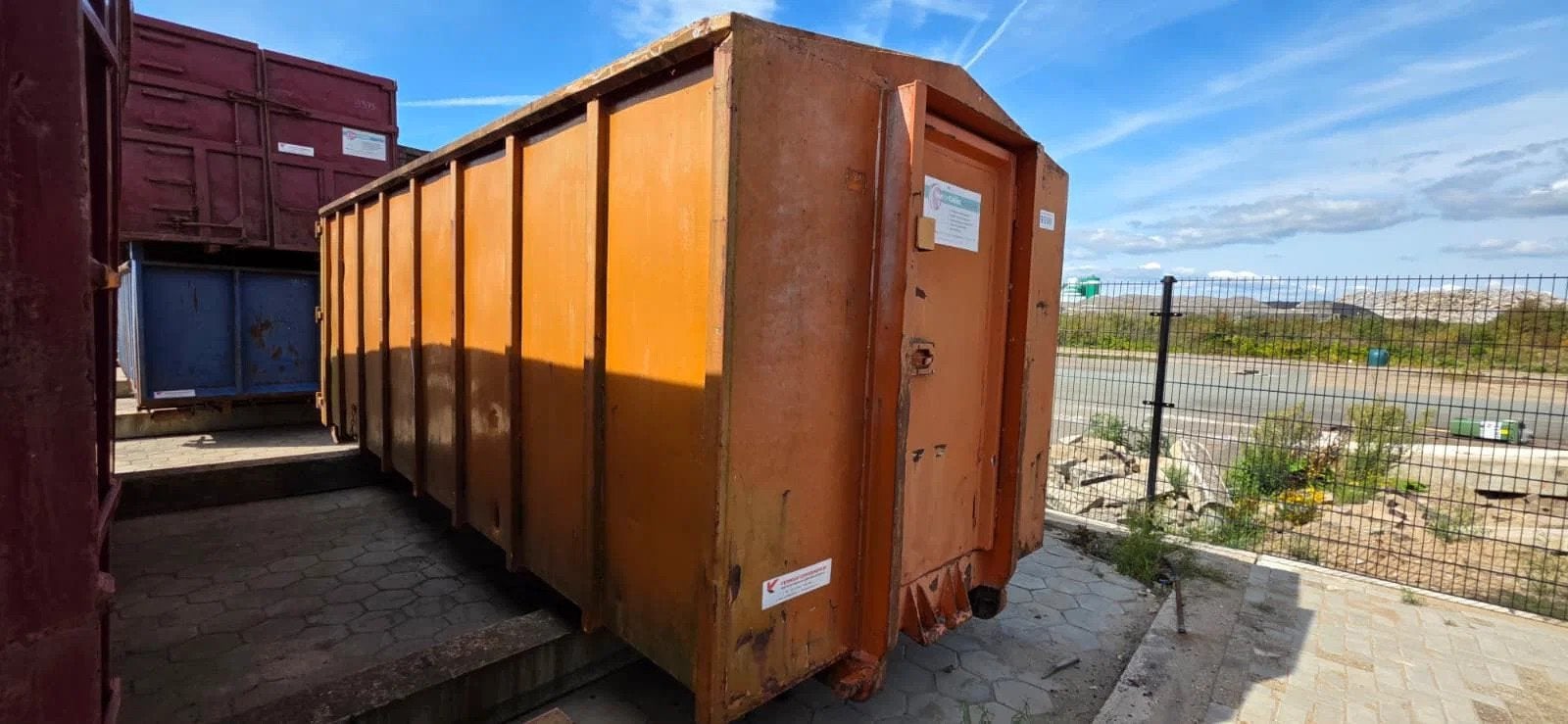 VERNOOY MAGAZIJN CONTAINER 9398, Dave Vernooij, Info@vernooy.nl, Kellensedwarsweg 9
4004JC  Tiel, NL
