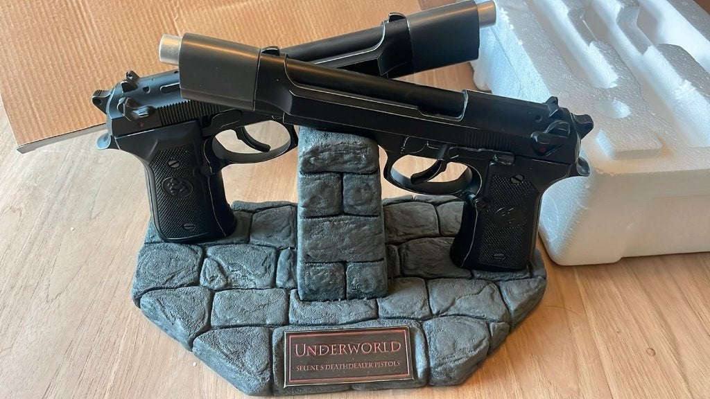 Underworld Selene's Deathdealer pistols replica life size, Ophalen of Verzenden, Zo goed als nieuw, Film, Beeldje, Replica of Model