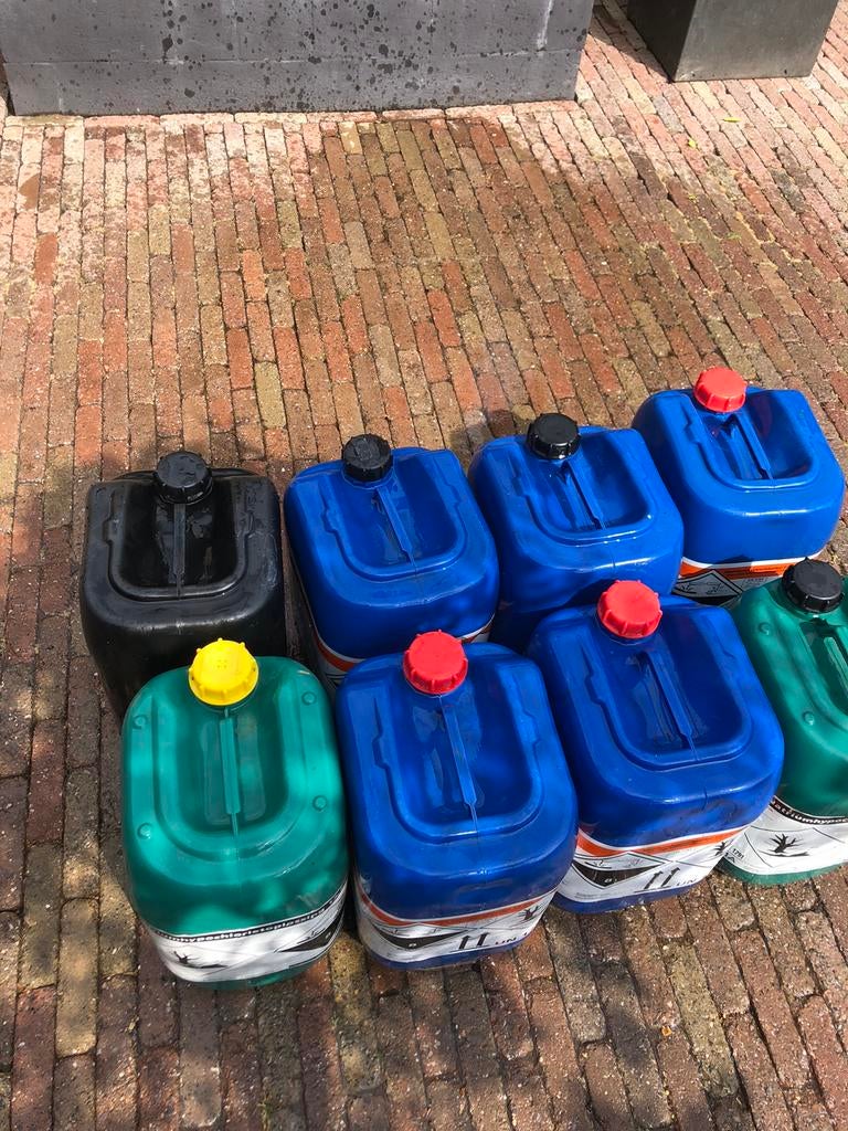 9 jerrycan voor 10€, Tuin en Terras, Regentonnen, Minder dan 75 liter, Ophalen, Zo goed als nieuw