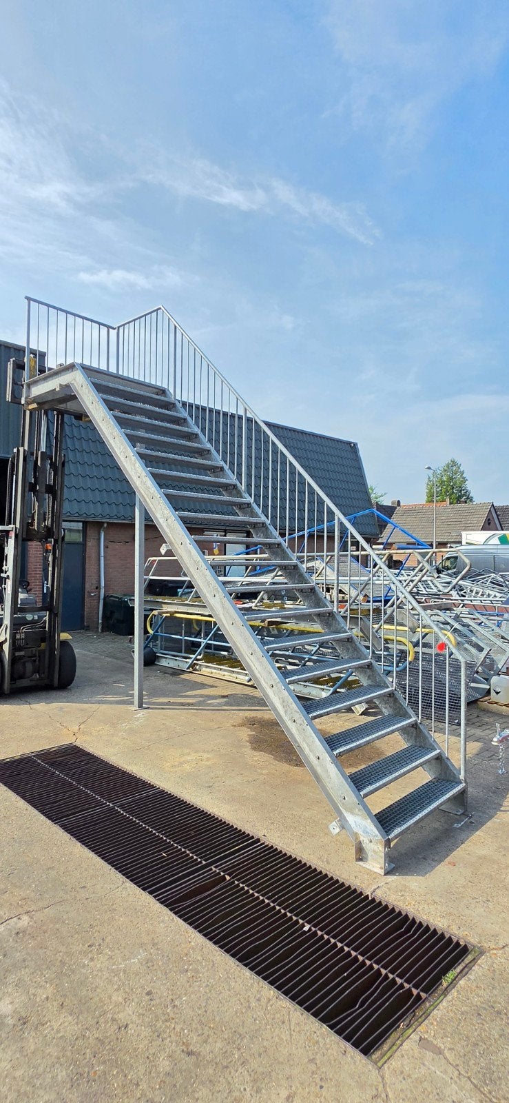 stalen trap met bordes gegalv. hoog 3,8mtr. nor137, Ophalen, Zo goed als nieuw, 2 tot 4 meter