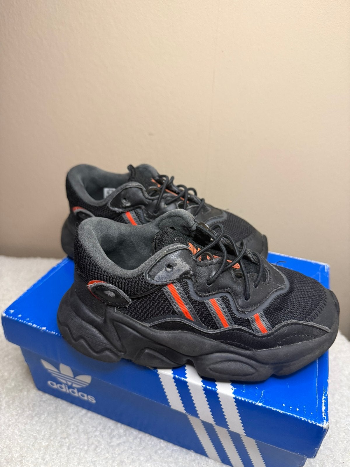 Adidas Originals Ozweego sneakers zwart/oranje, Schoenen, Ophalen of Verzenden, Zo goed als nieuw, Jongen