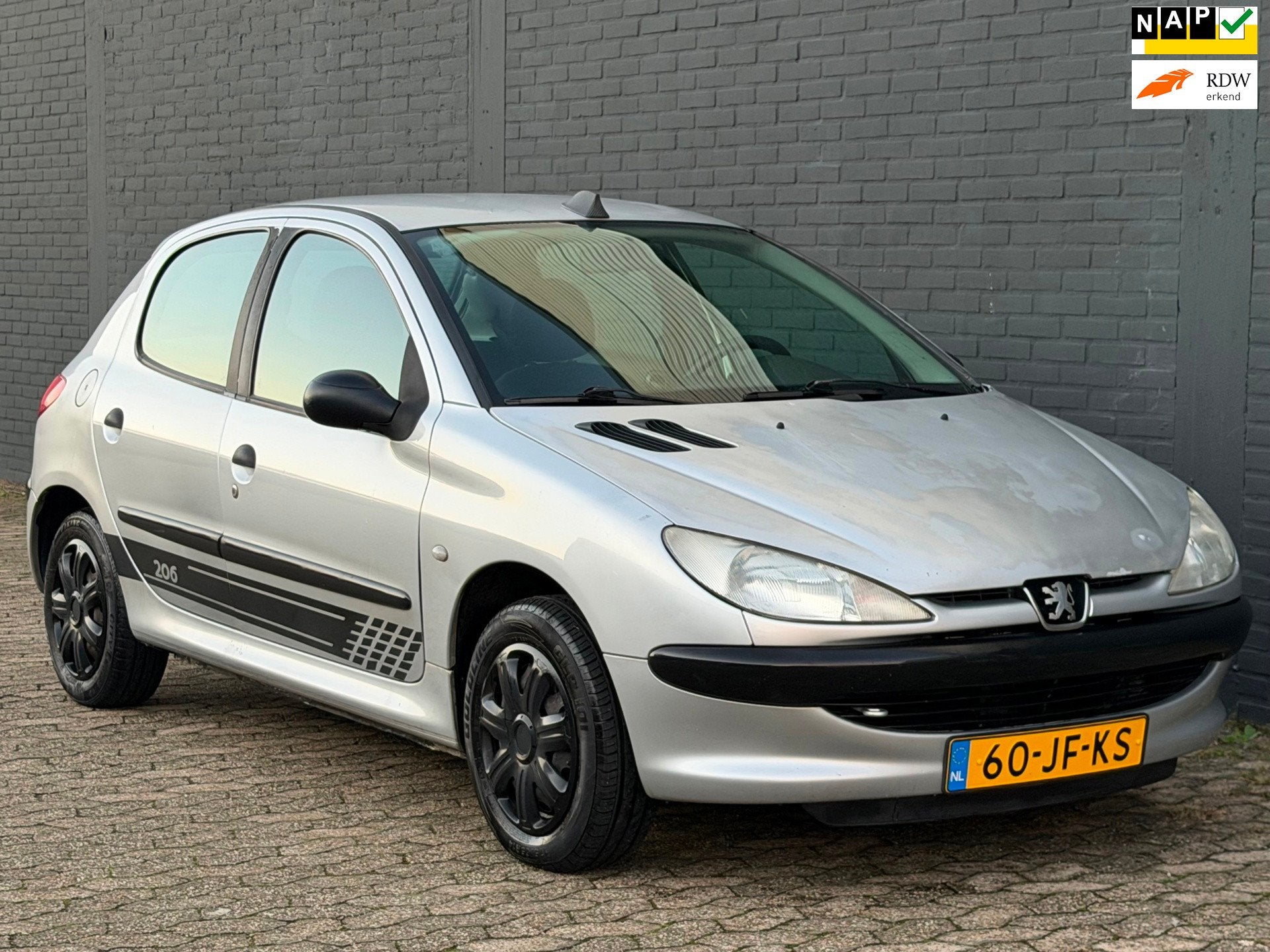Peugeot 206 1.4 XR 5deurs APK CARPLAY TREKHAAK, Auto's, Voorwielaandrijving, Stof, 31 €/maand, 4 cilinders