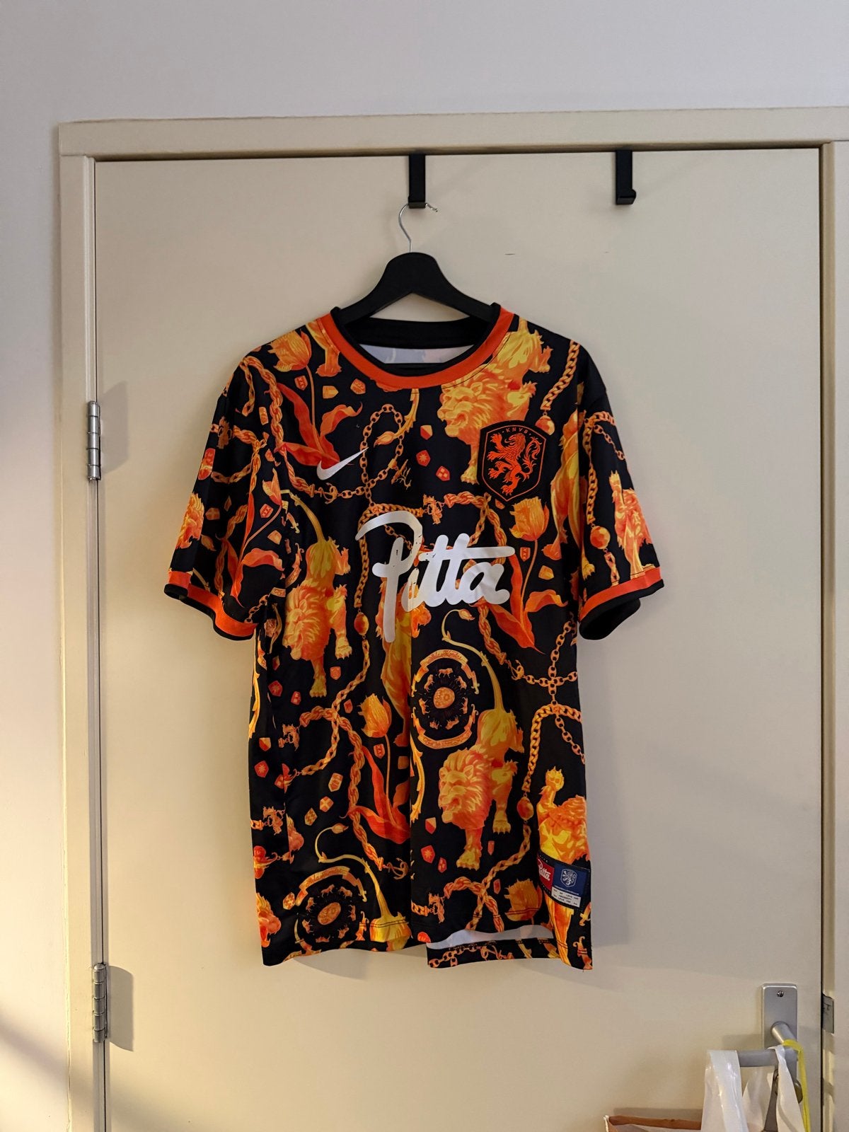 Nike x Patta Nederlands Elftal Shirt XL – Zwart/Oranje Leeuw, Zwart, Maat 56/58 (XL), Ophalen of Verzenden, Zo goed als nieuw