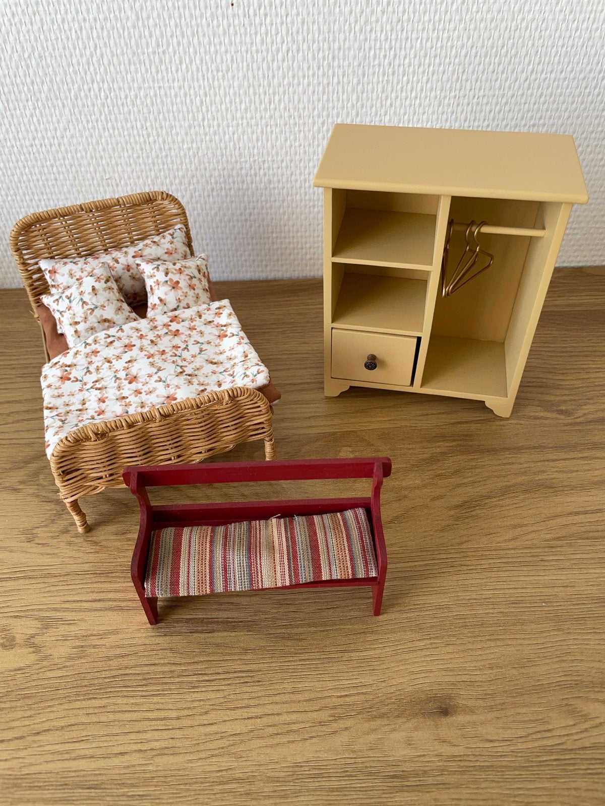 Maileg bankje, bed en kledingkast poppenhuis meubels, Verzamelen, Poppenhuizen en Toebehoren, Ophalen of Verzenden, Zo goed als nieuw