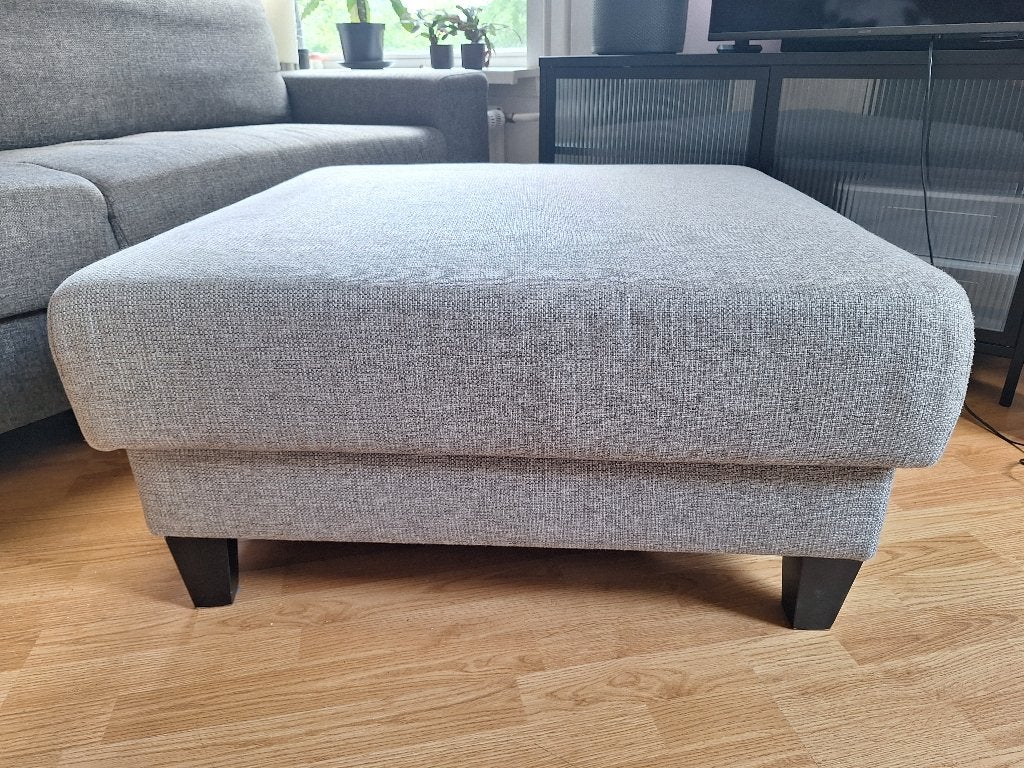 Gestoffeerde poef / hocker - grijze stof, houten poten 90x90, Ophalen, Modern / tijdloos, Vierkant, 75 tot 100 cm