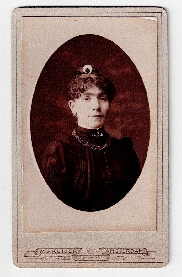 CDV nr. 51. Wat een leuke jongedame (Amsterdam)., Verzamelen, Foto's en Prenten, Gebruikt, Foto, Ophalen of Verzenden, Voor 1940