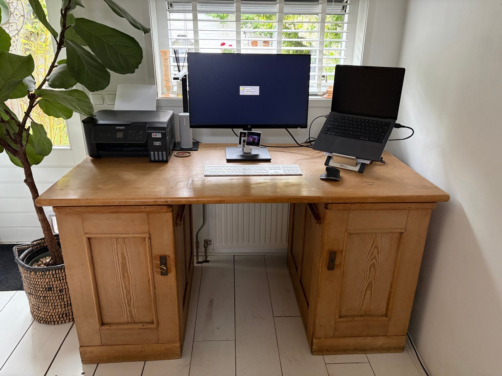 Massief houten bureau met veel opbergruimte, Huis en Inrichting, Bureaus, Ophalen, Opbergruimte, Gebruikt, Hout