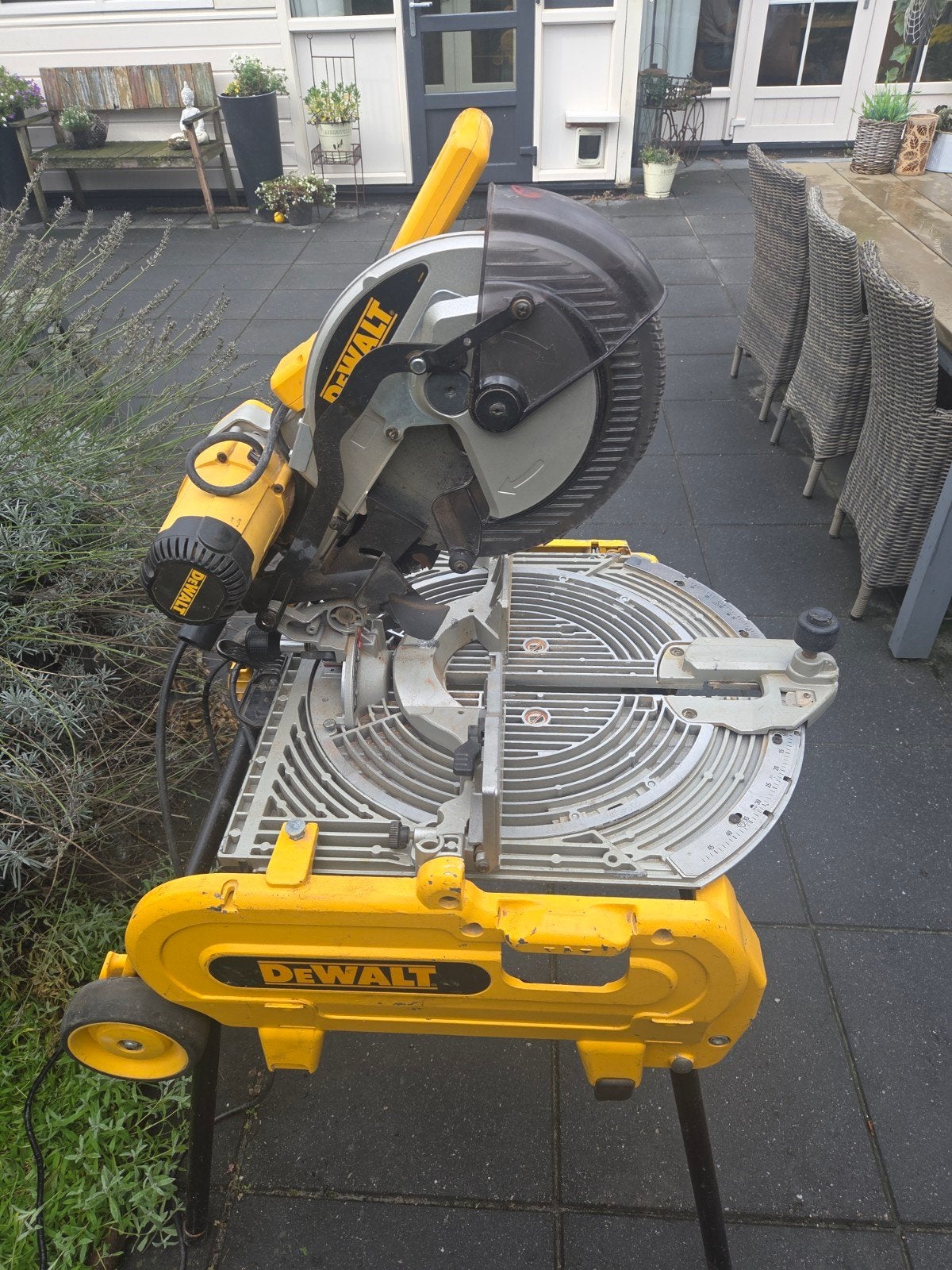 DeWalt D27107QS Afkort- en Tafelzaag, Doe-het-zelf en Verbouw, Ophalen, Gebruikt, DeWalt, 70 mm of meer