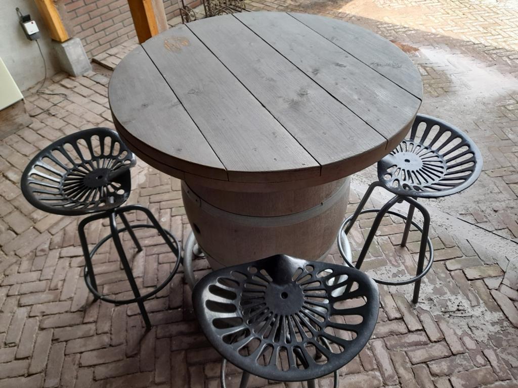 Mooie wijnvat bartafel met 4 tractorstoel barkrukken, Ophalen, Gebruikt, 4 zitplaatsen, Tuinset