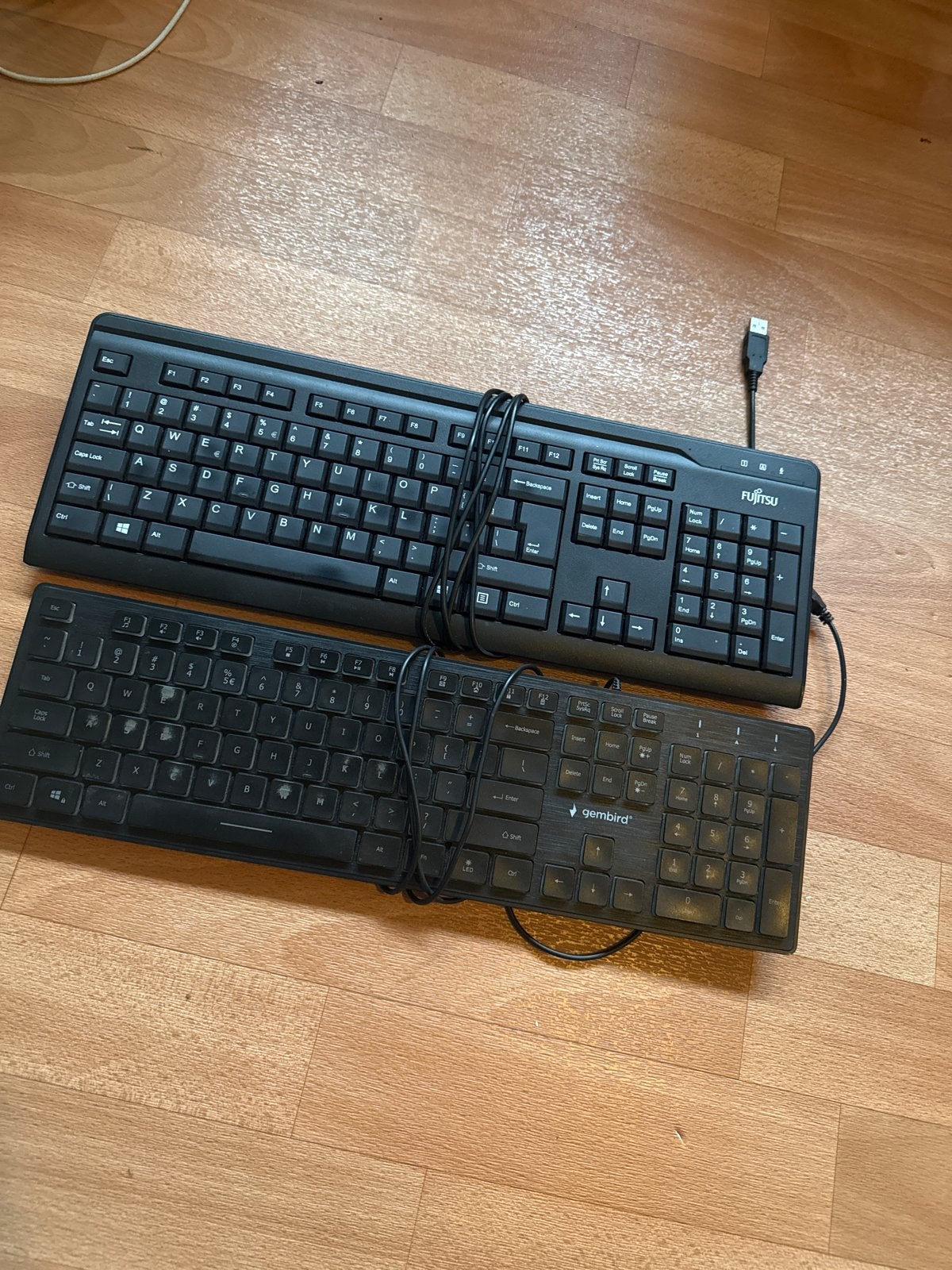 2x Bedraad Toetsenbord - Fujitsu & Gembird QWERTY, Computers en Software, Gebruikt, Plug-and-play, Ophalen of Verzenden, Qwerty