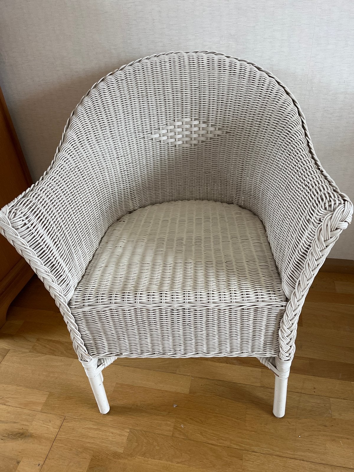 Stevige witte rotan stoel, Gebruikt, Wit, Riet of Rotan, Ophalen of Verzenden