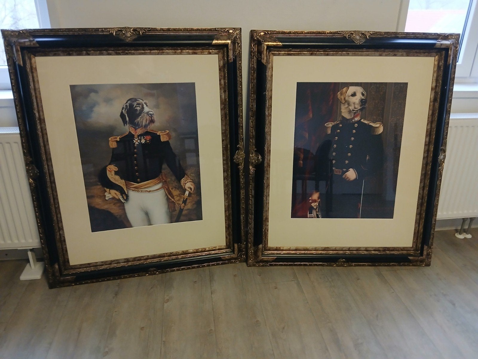 Set van 2 ingelijste hondenportretten in uniform, Ophalen, 75 – 100, 50 tot 75 cm, Print