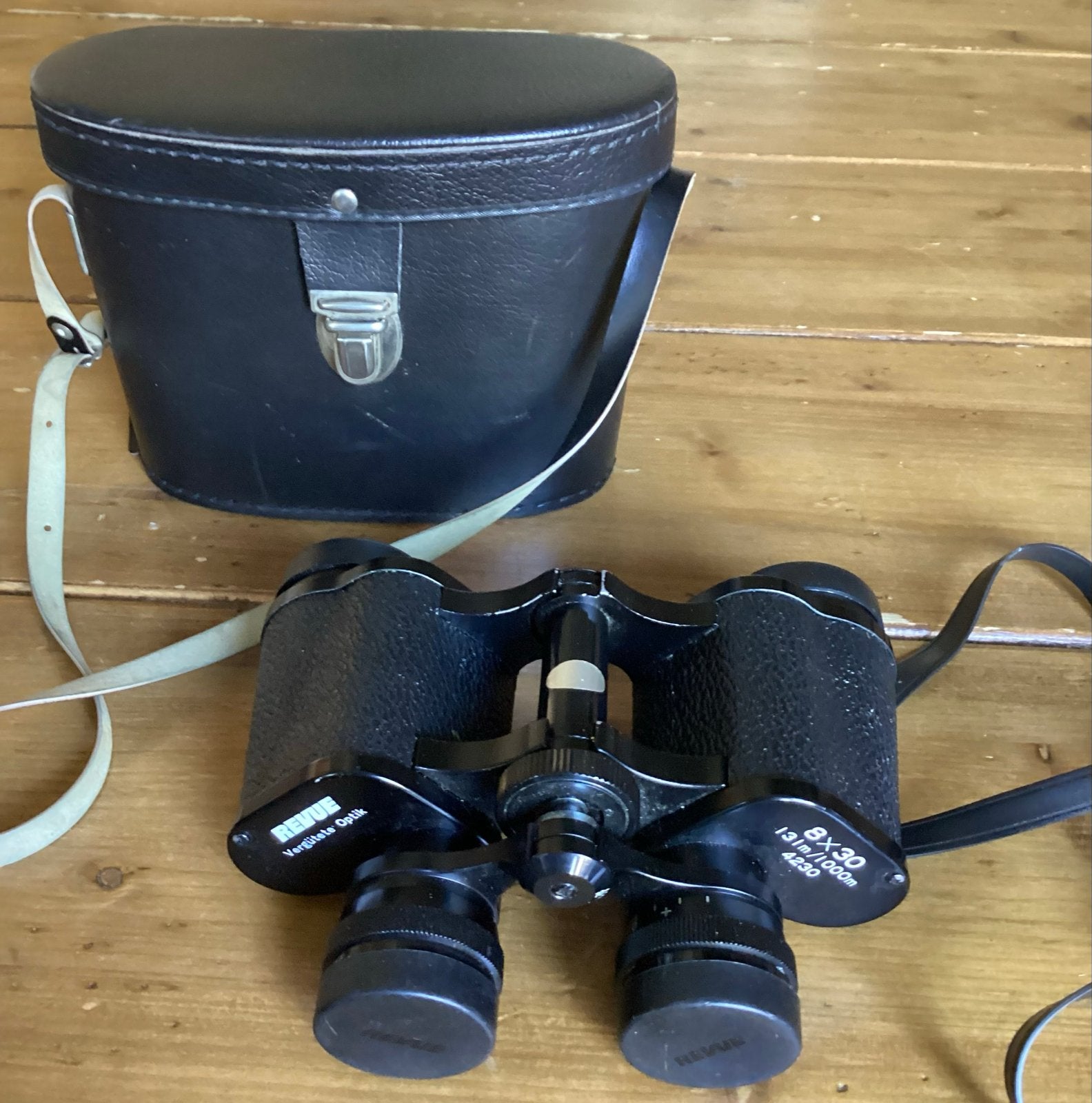 REVUE 8 X 30 131m/100m VERREKIJKER + LENSKAPJES EN KOFFER., Audio, Tv en Foto, Gebruikt, 8 tot 12x, Met hoes of tas, Porro (met knik)