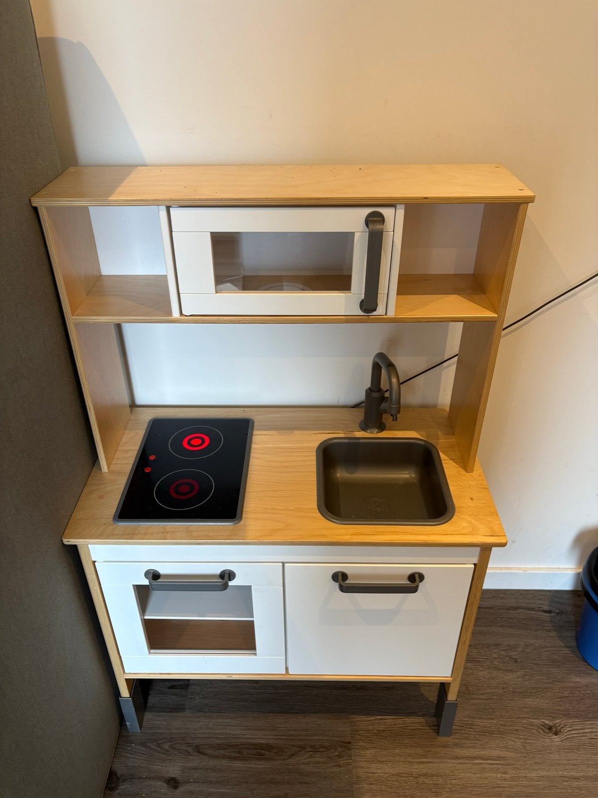 IKEA Speelkeuken met magnetron, kookplaat en kraan, Ophalen of Verzenden, Zo goed als nieuw, Hout, Speelkeuken