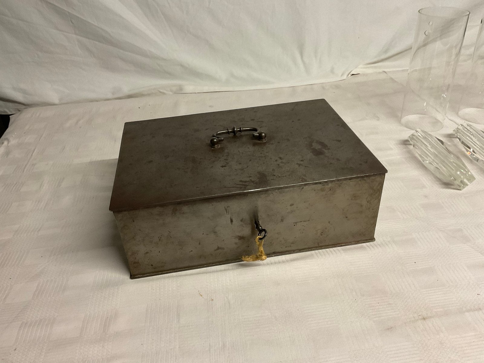 Antieke metalen kist met sleutel, rood interieur, Ophalen of Verzenden
