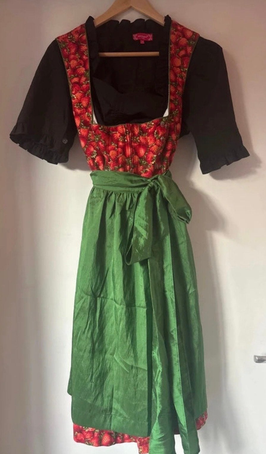 Dirndl aardbeienprint maat 46 met blouse maat 44, Meerkleurig, Maat 46/48 (XL) of groter, Ophalen of Verzenden, Zo goed als nieuw