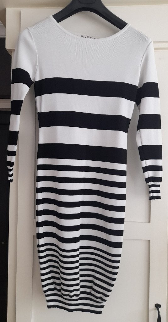 Zwart/ offwhite gestreepte jurk met lange mouwen, maat 18/S., Zwart, Ophalen of Verzenden, Be a Diva, Knielengte