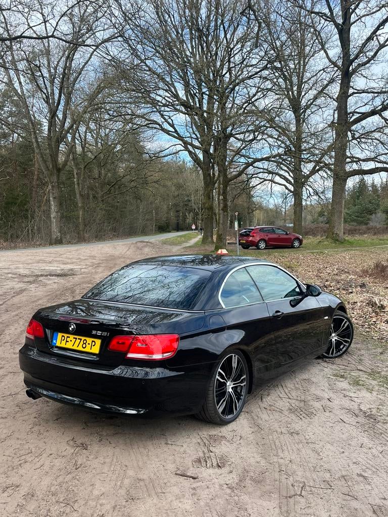 BMW 325i Cabrio E93 | 232pk | CarPlay | Keyless | vol optie, Auto's, Zwart, Cabriolet, Zwart, Handgeschakeld