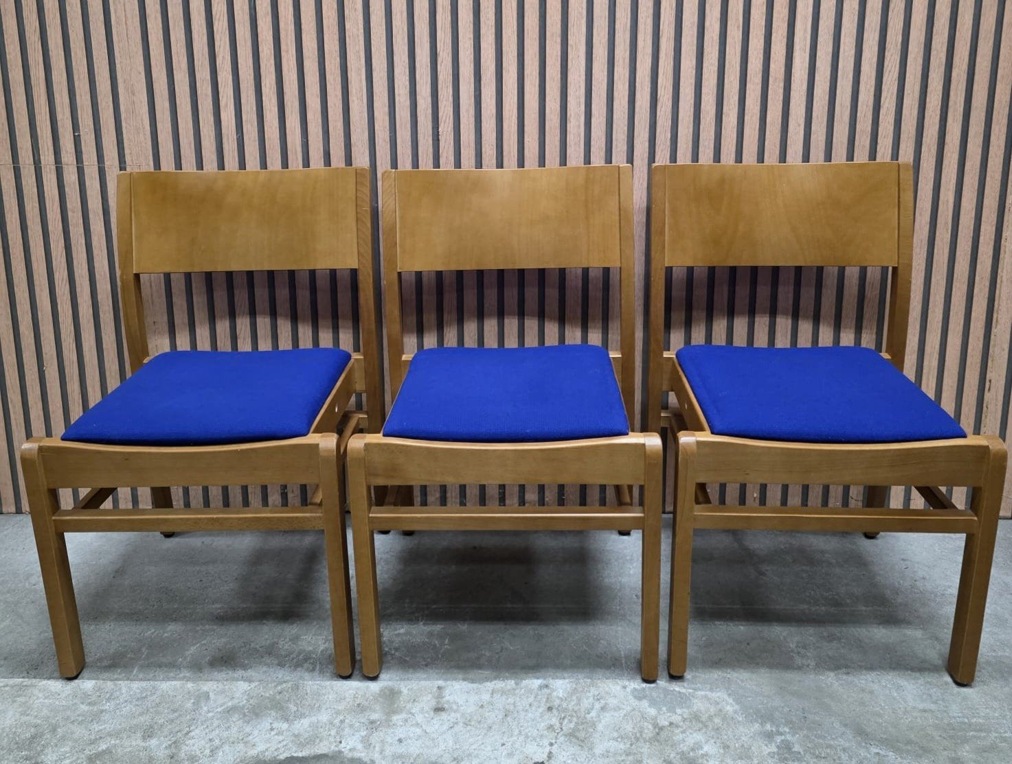 23 x Vintage Deense houten stoelen horeca kantine bistro, Ophalen of Verzenden, Zo goed als nieuw, Blauw, Vijf, Zes of meer stoelen