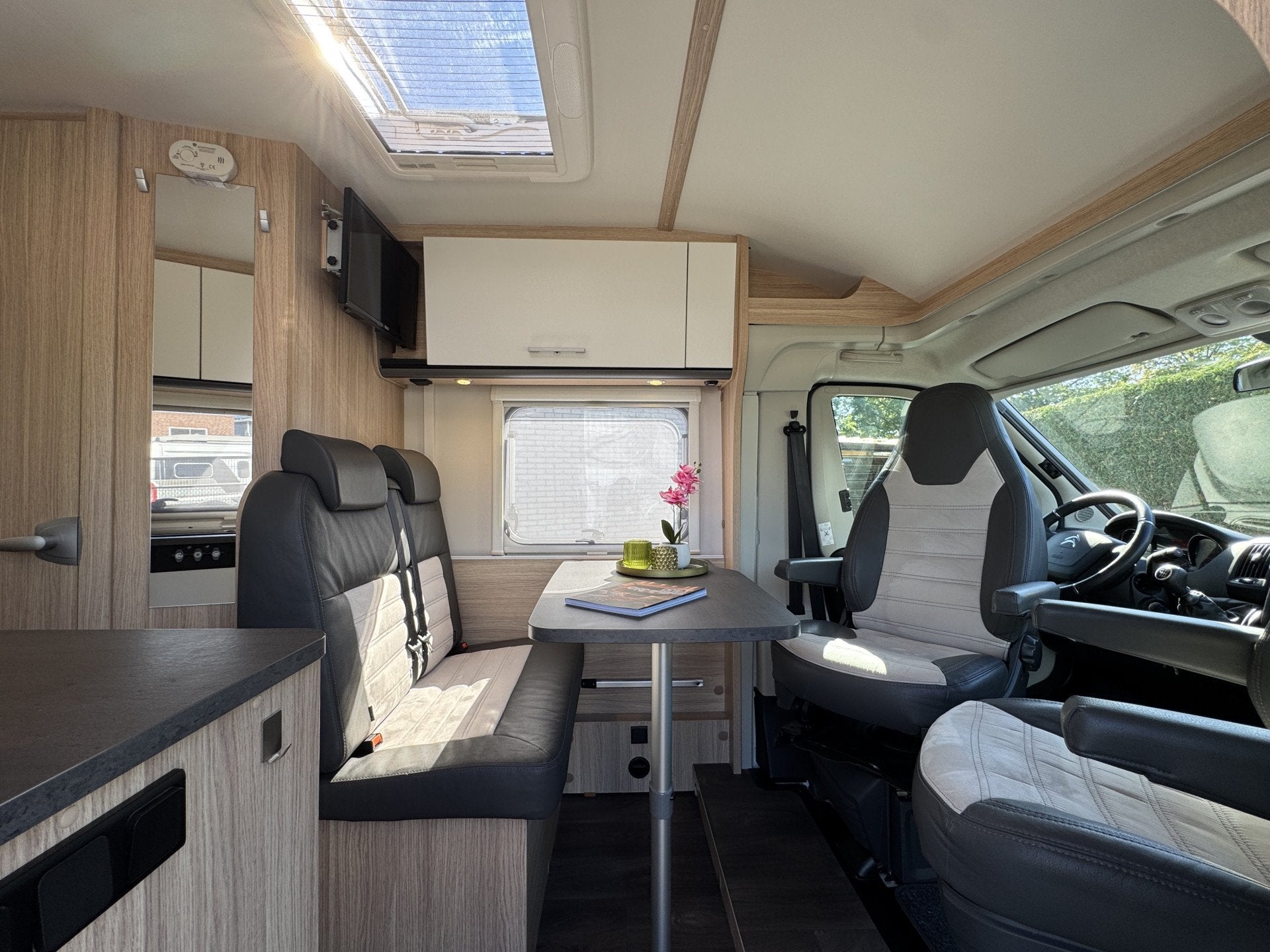 Sunlight V66 Adventure Edition COMPACT CAMPER 140 pk Euro 6, Airbags, Elektrische ramen, Sunlight, Ringverwarming