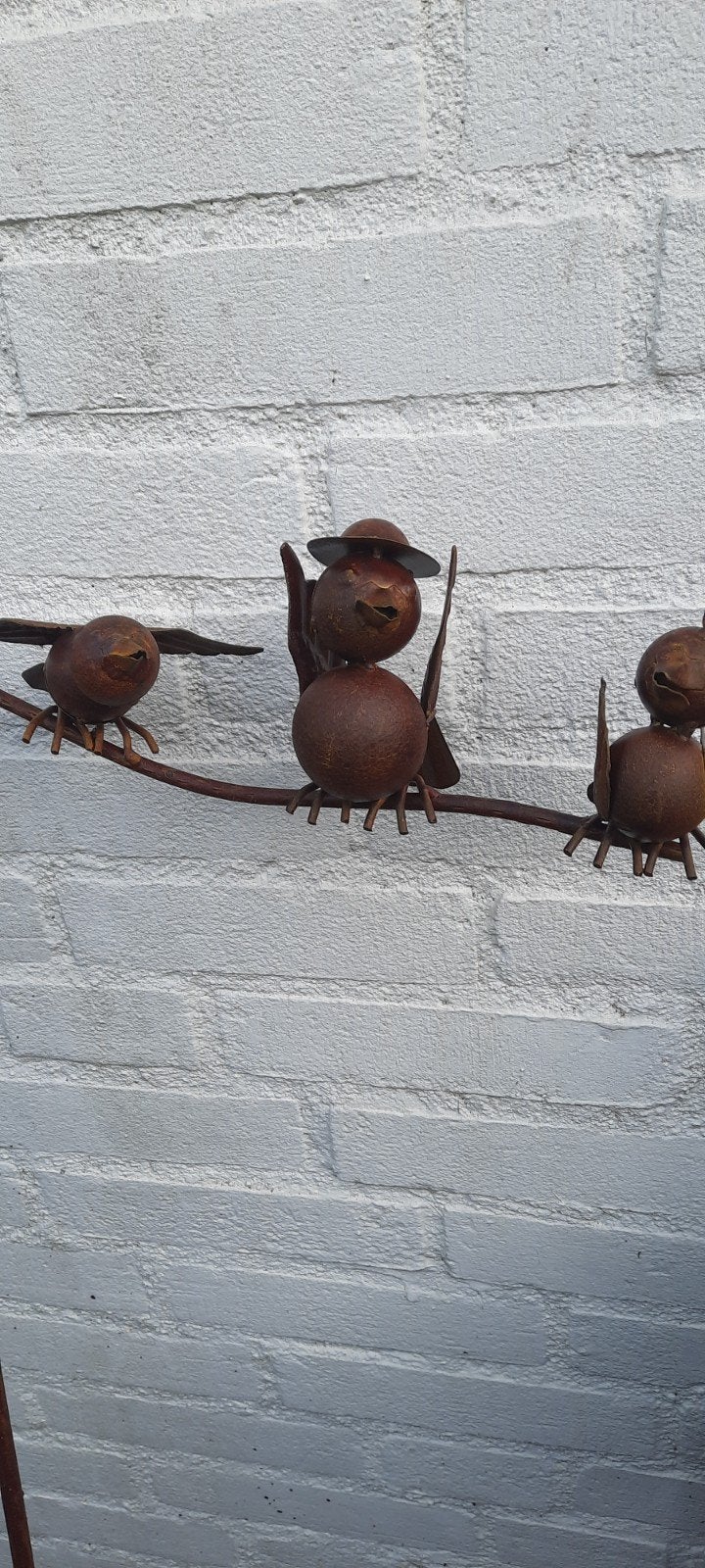 Metalen tuinsteker met vogels en glazen bol, Tuin en Terras, Tuinbeelden, Ophalen of Verzenden, Gebruikt, Metaal, Dierenbeeld