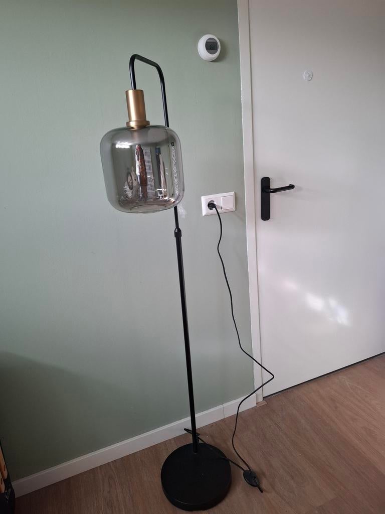 Staande lamp met groen glazen kap, Huis en Inrichting, Lampen | Vloerlampen, Ophalen, Modern, Industrieel, Zo goed als nieuw, Glas