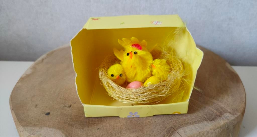 Nieuw: nestje met kip, kuikens en eitjes, Ophalen of Verzenden, Nieuw