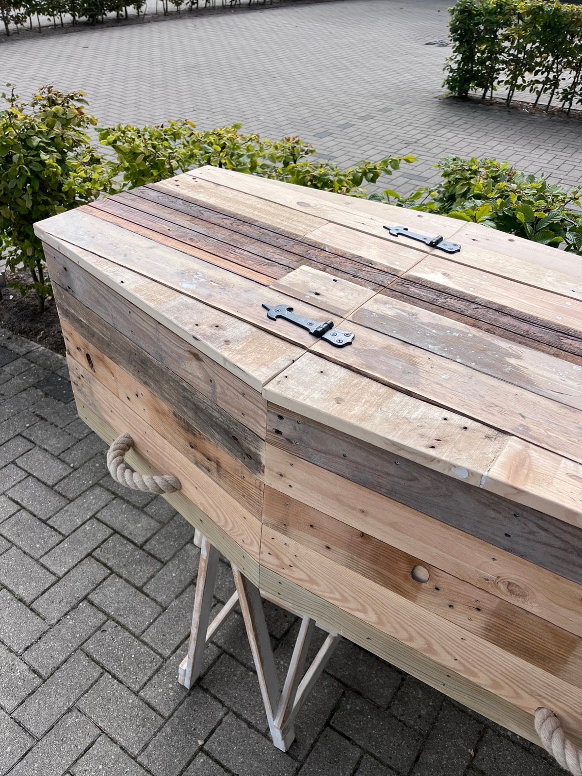 Uitvaartkist, Kisten, Grafstenen en Urnen