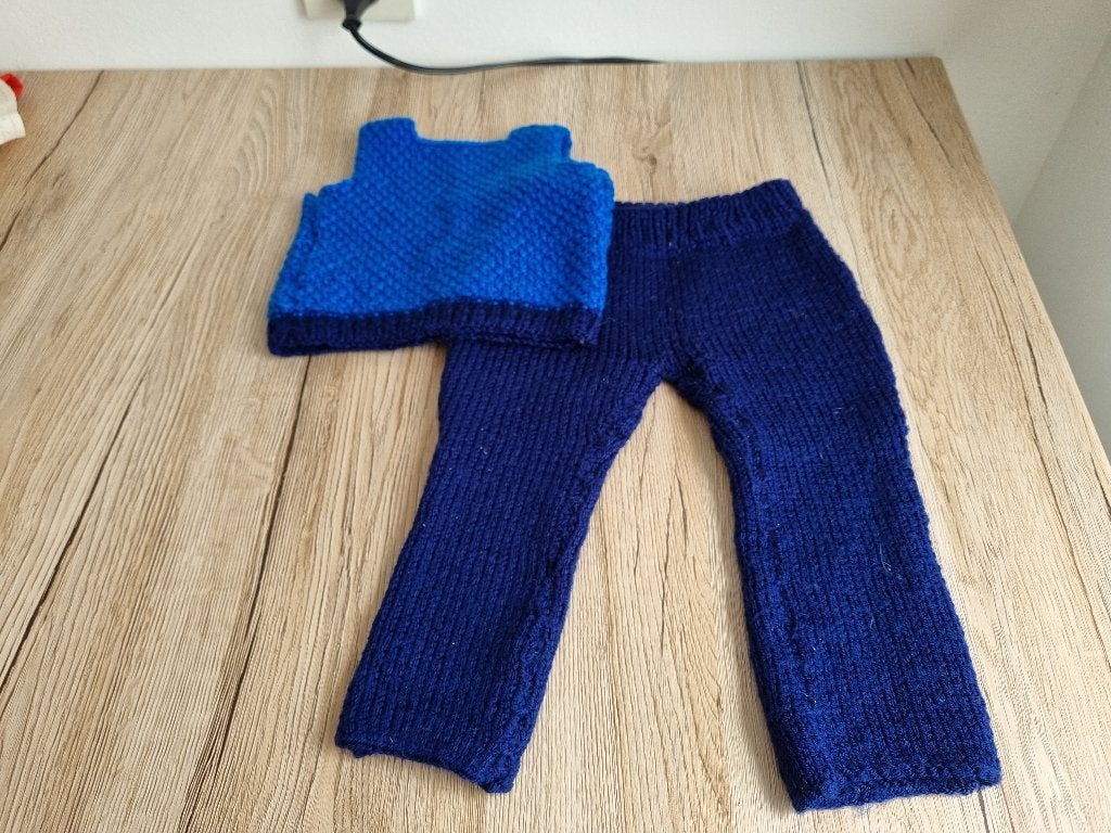 Leuke Vintage Poppenkleertjes Broek en Trui Gebreid Blauw, Verzenden, Gebruikt, Kleertjes