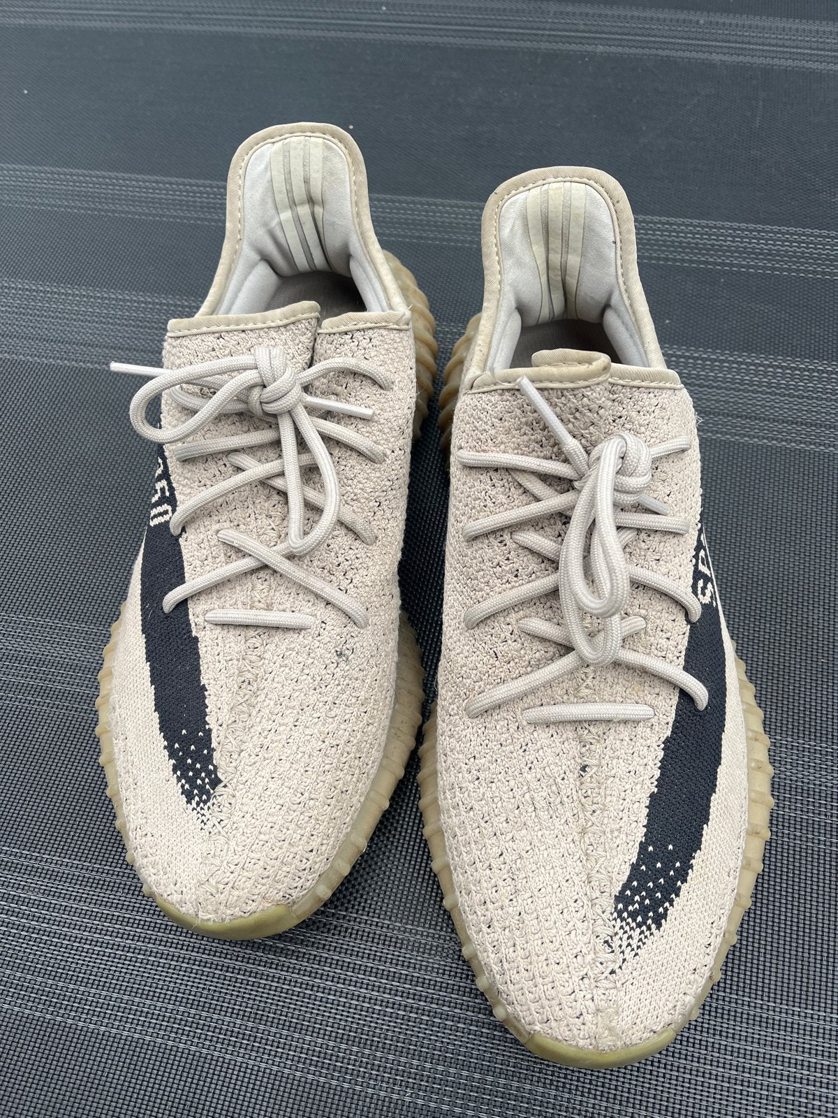 Adidas Yeezy Boost 350 V2 'Light' - Maat 45 1/3, Kleding | Heren, Ophalen of Verzenden, Gedragen, Overige kleuren, Sneakers of Gympen