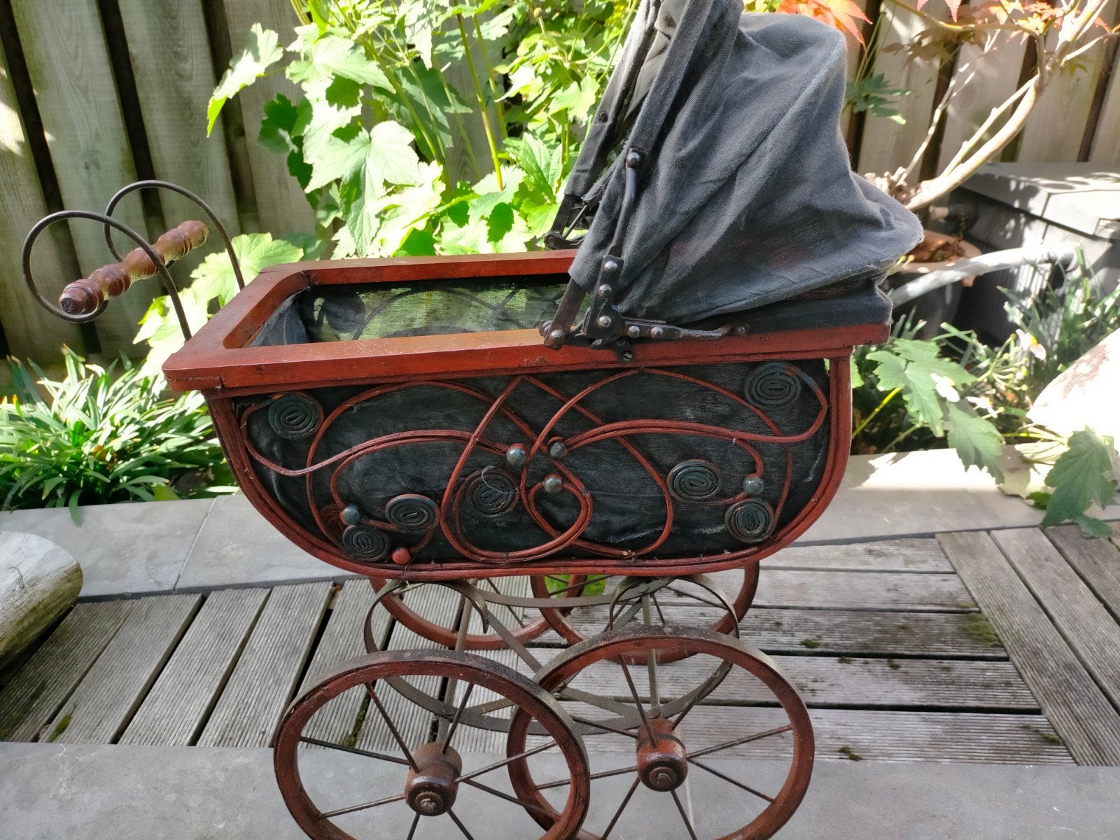 Vintage decoratie poppenwagen met zwarte kap, Antiek en Kunst, Ophalen