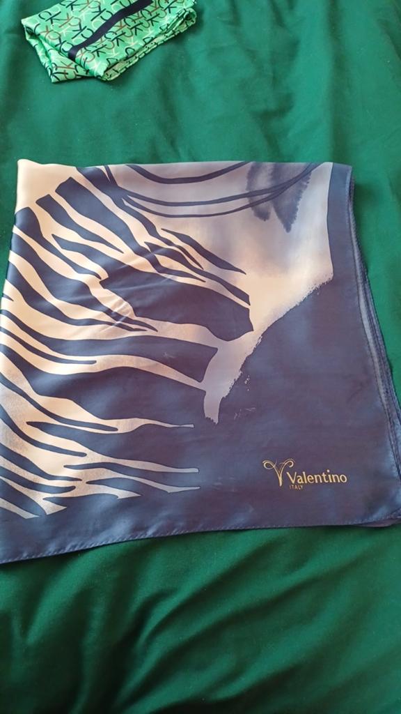 Valtino sjaal, Kleding | Dames, Mutsen, Sjaals en Handschoenen, Maat 46/48 (XL) of groter, Ophalen of Verzenden, Zo goed als nieuw