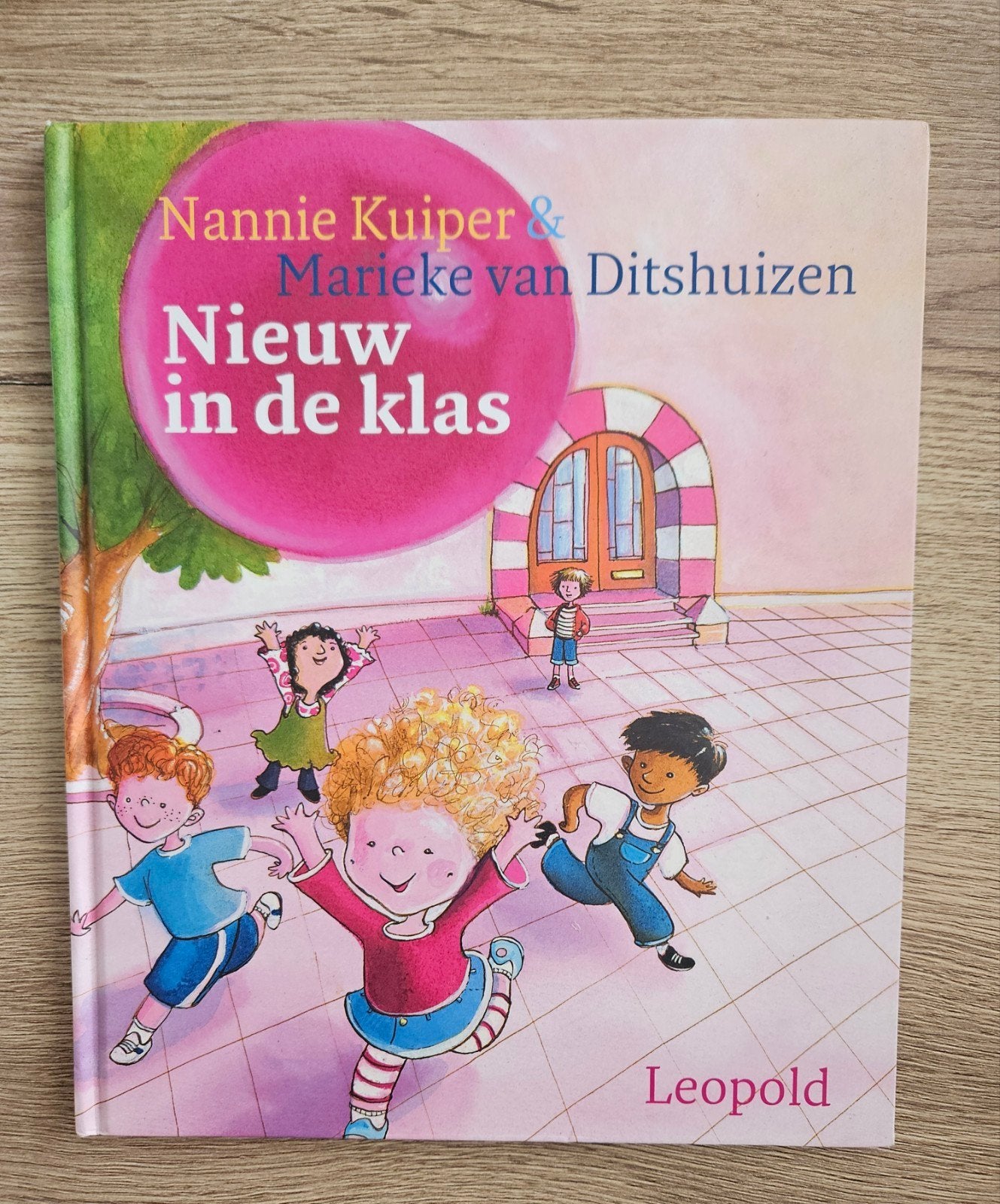 Nannie Kuiper - Nieuw in de klas, Boeken, Prentenboeken en Plaatjesalbums, Ophalen of Verzenden, Zo goed als nieuw, Prentenboek