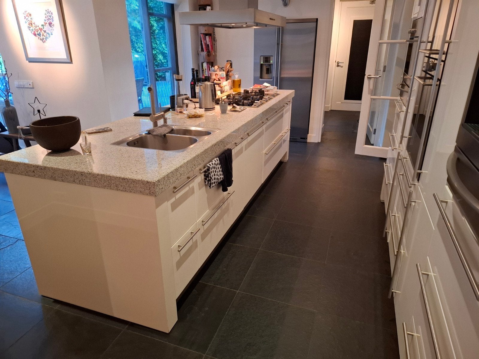 Moderne witte keuken met kookeiland en inbouwapparatuur, Ophalen