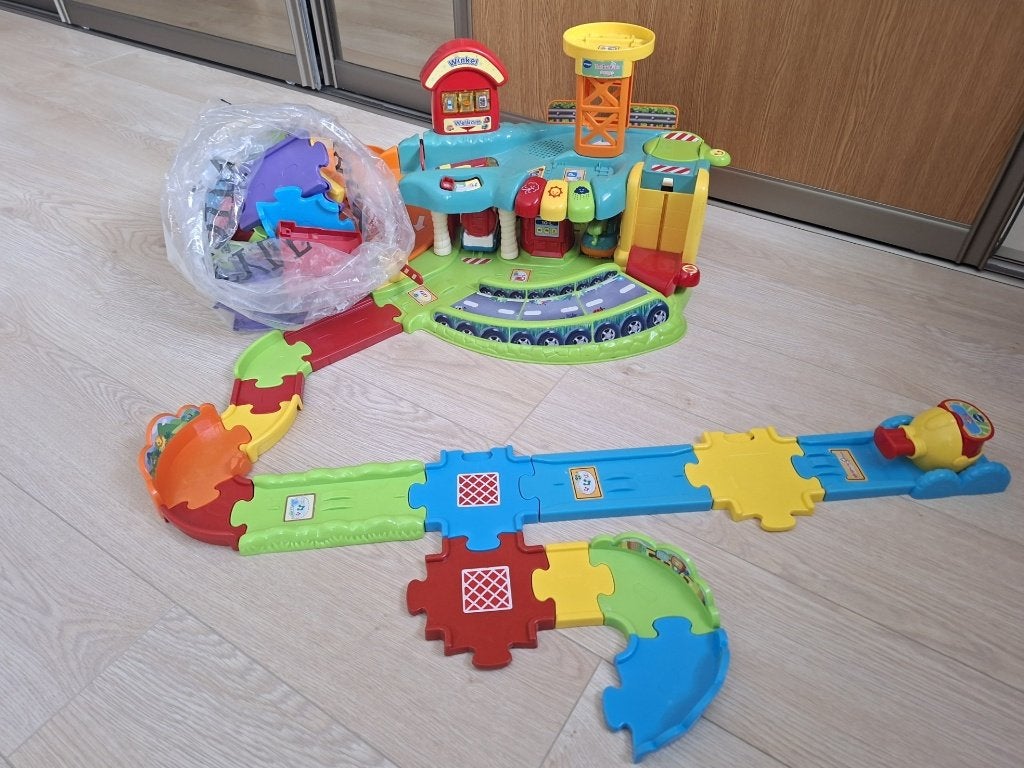 Vtech Toet Toet autogarage + wegonderdelen, Ophalen, Gebruikt, 2 tot 4 jaar