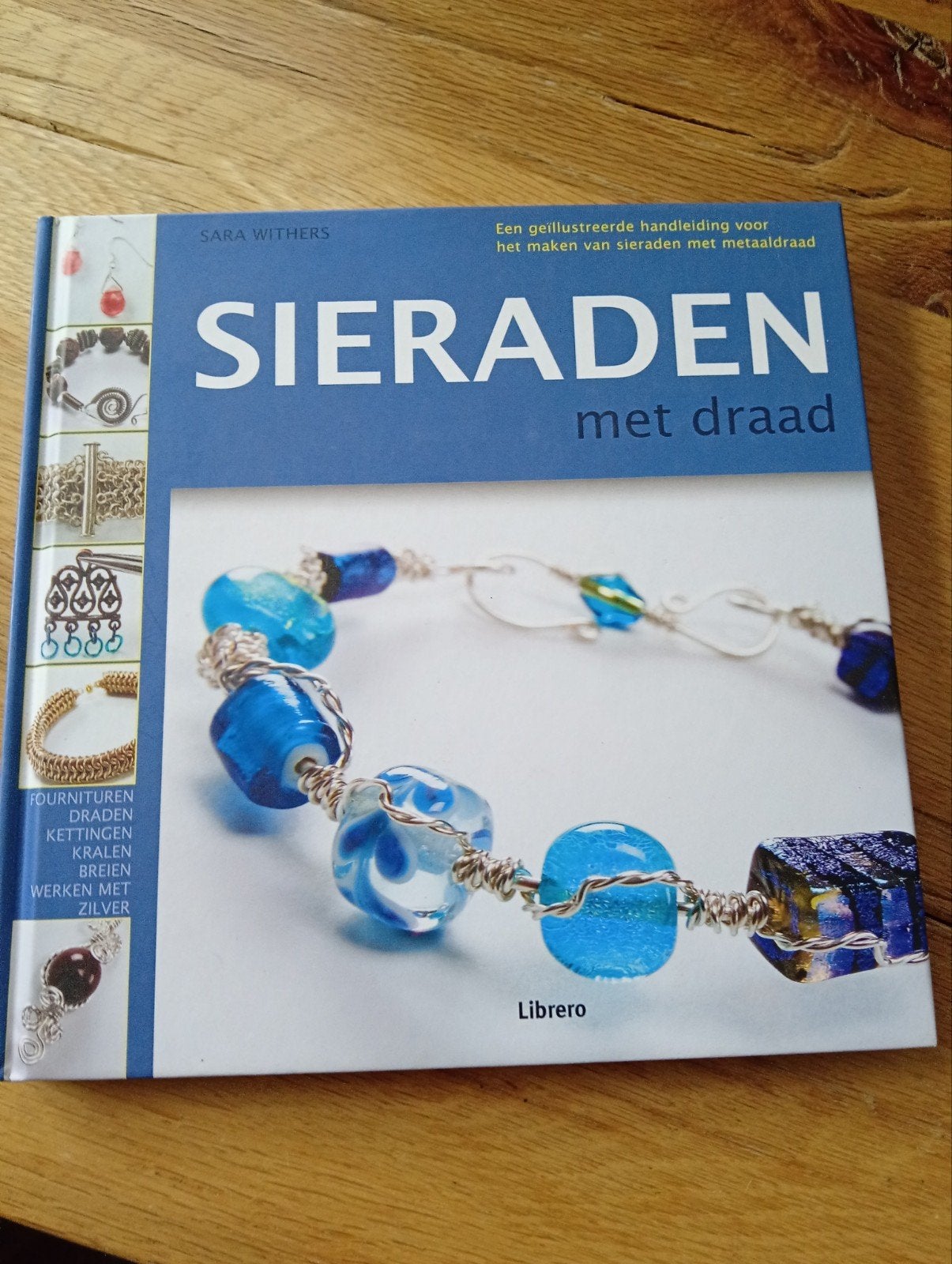 Sieraden met draad - Sara Withers (Libero), Ophalen of Verzenden, Zo goed als nieuw, Overige onderwerpen, Sara Withers