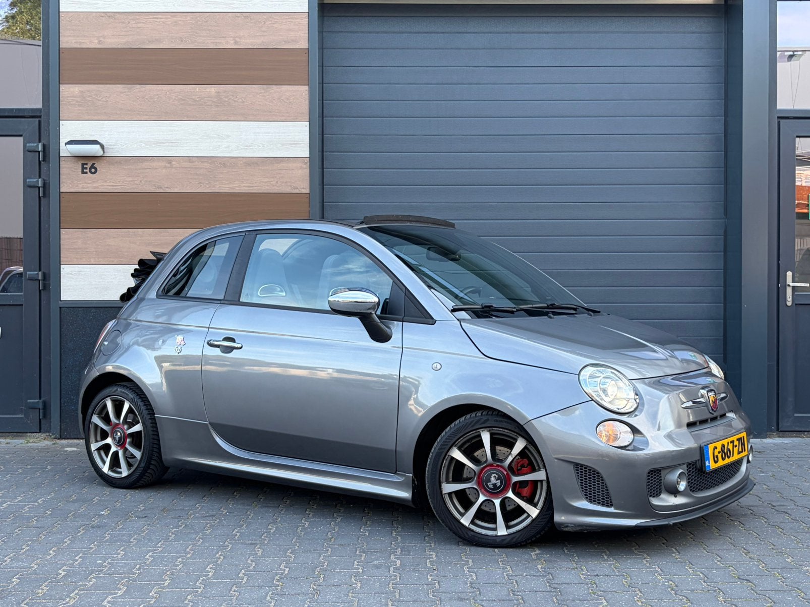 Fiat 500 1.4 Abarth C 2016 Grijs - Cabriolet - Automaat, Auto's, 40 €/maand, 4 cilinders, Cabriolet, Leder