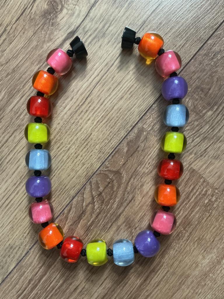Zsiska ketting van kunsthars met magneetsluiting, Ophalen of Verzenden, Zo goed als nieuw, Overige kleuren, Kunststof