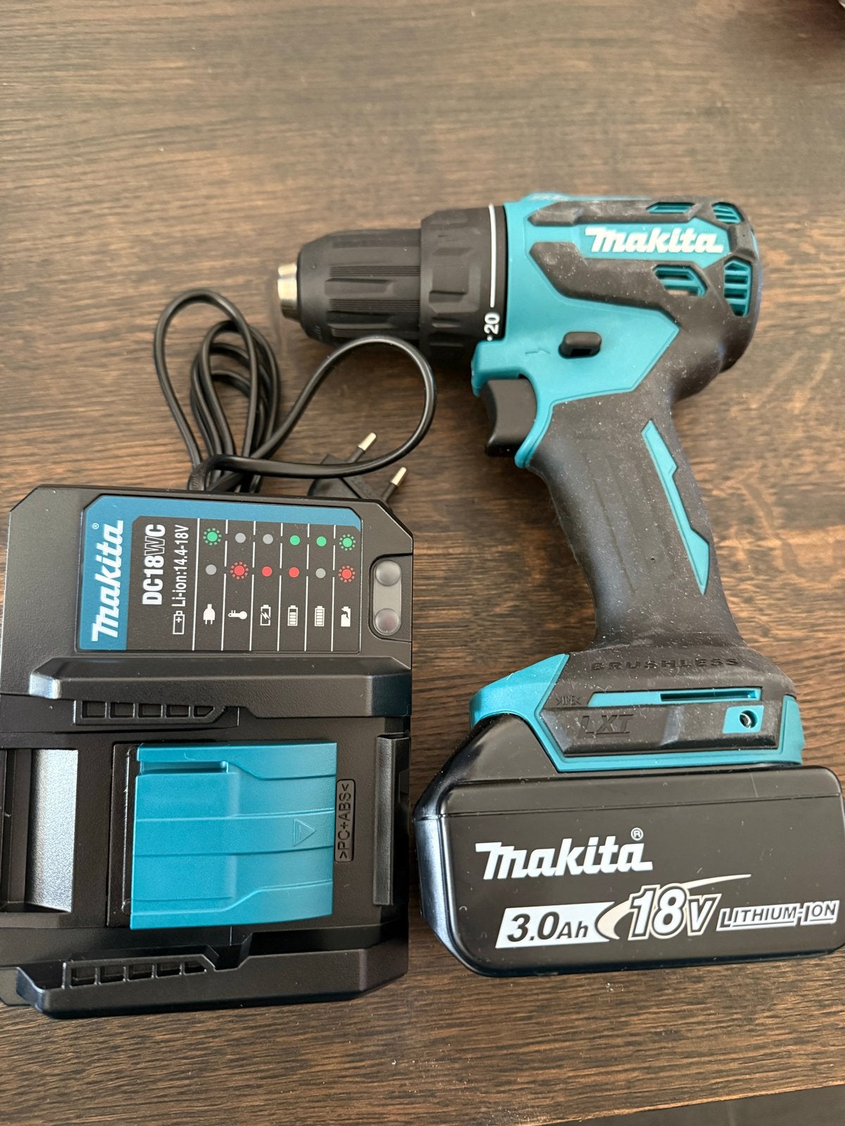 Makita DDF490 Boormachine met accu en lader, 600 watt of meer, Variabele snelheid, Nieuw, Ophalen of Verzenden