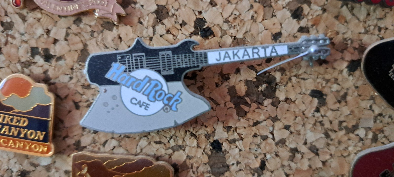 Hard Rock Cafe Jakarta Gene Simmons Kiss Axe gitaar pin, Ophalen of Verzenden, Gebruikt