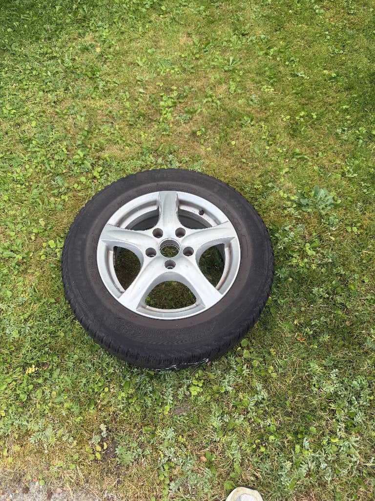 Te koop set winterbanden met aluminium velgen, Ophalen, Gebruikt, 15 inch, Banden en Velgen
