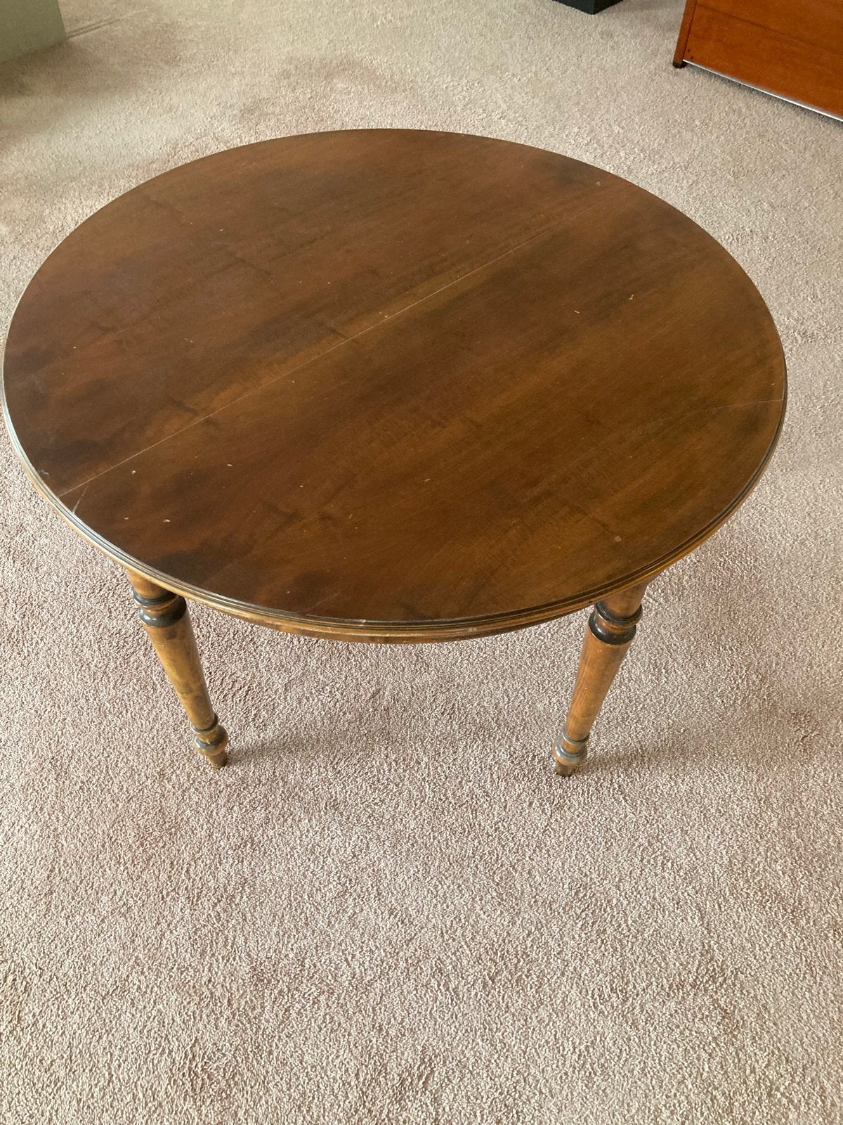 Uitschuifbare ronde eettafel van massief notenhout, Ophalen