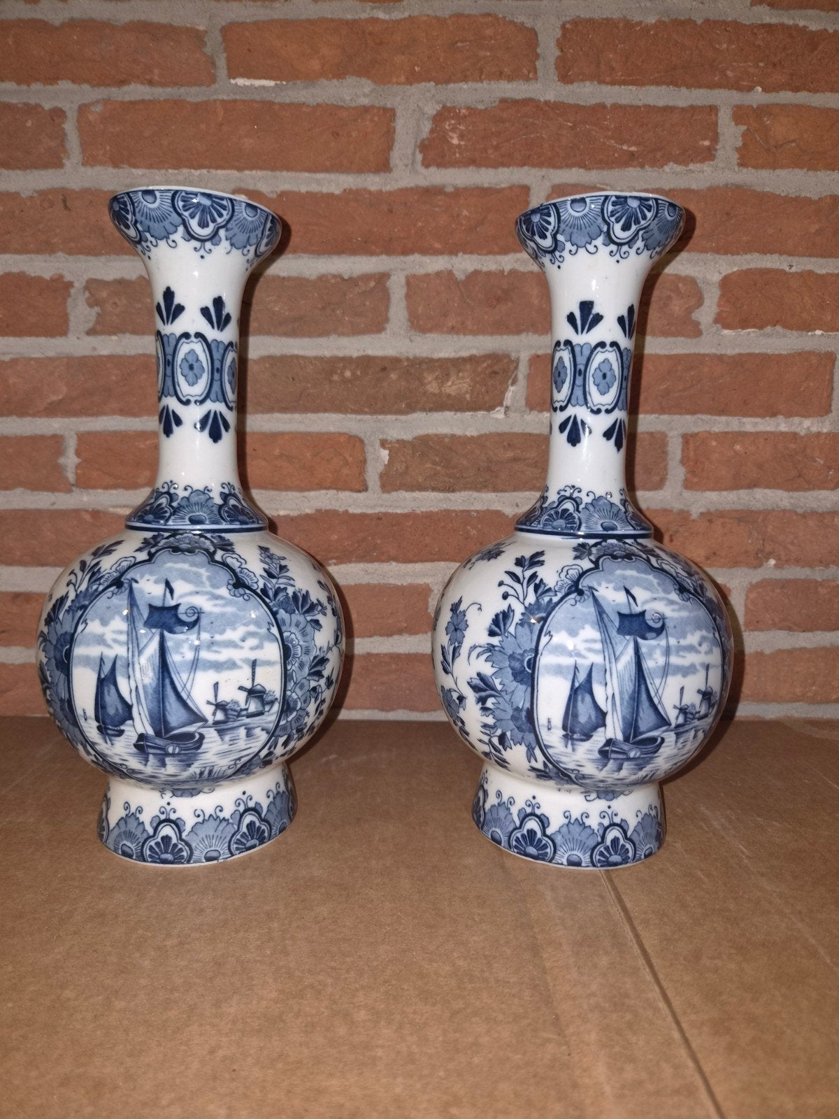 Set van 2 Delfts blauwe vazen met landschap en molens, Ophalen of Verzenden