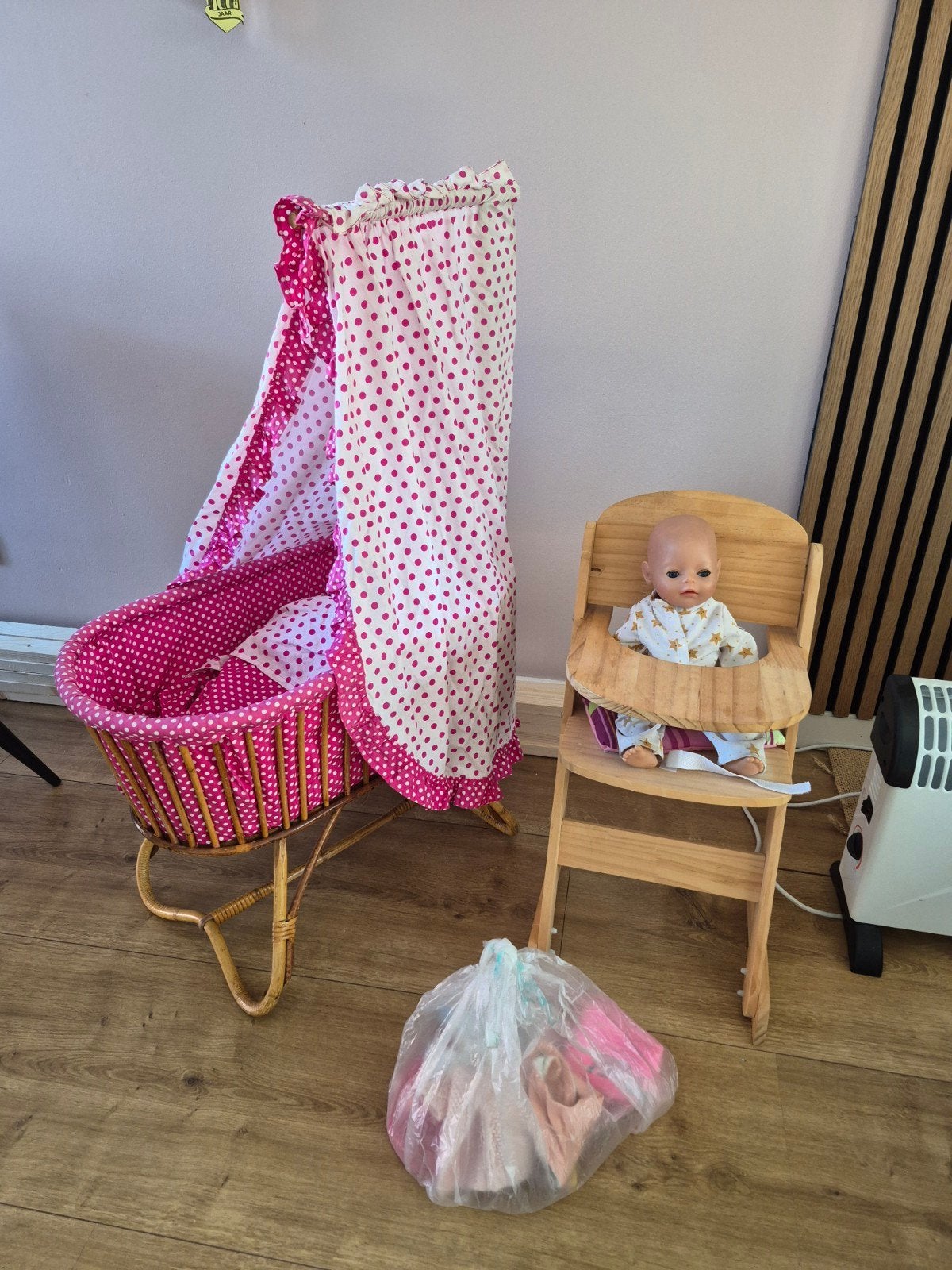 Complete poppenset: pop, stoel, kleertjes, wiegje, Kinderen en Baby's, Speelgoed | Poppen, Ophalen