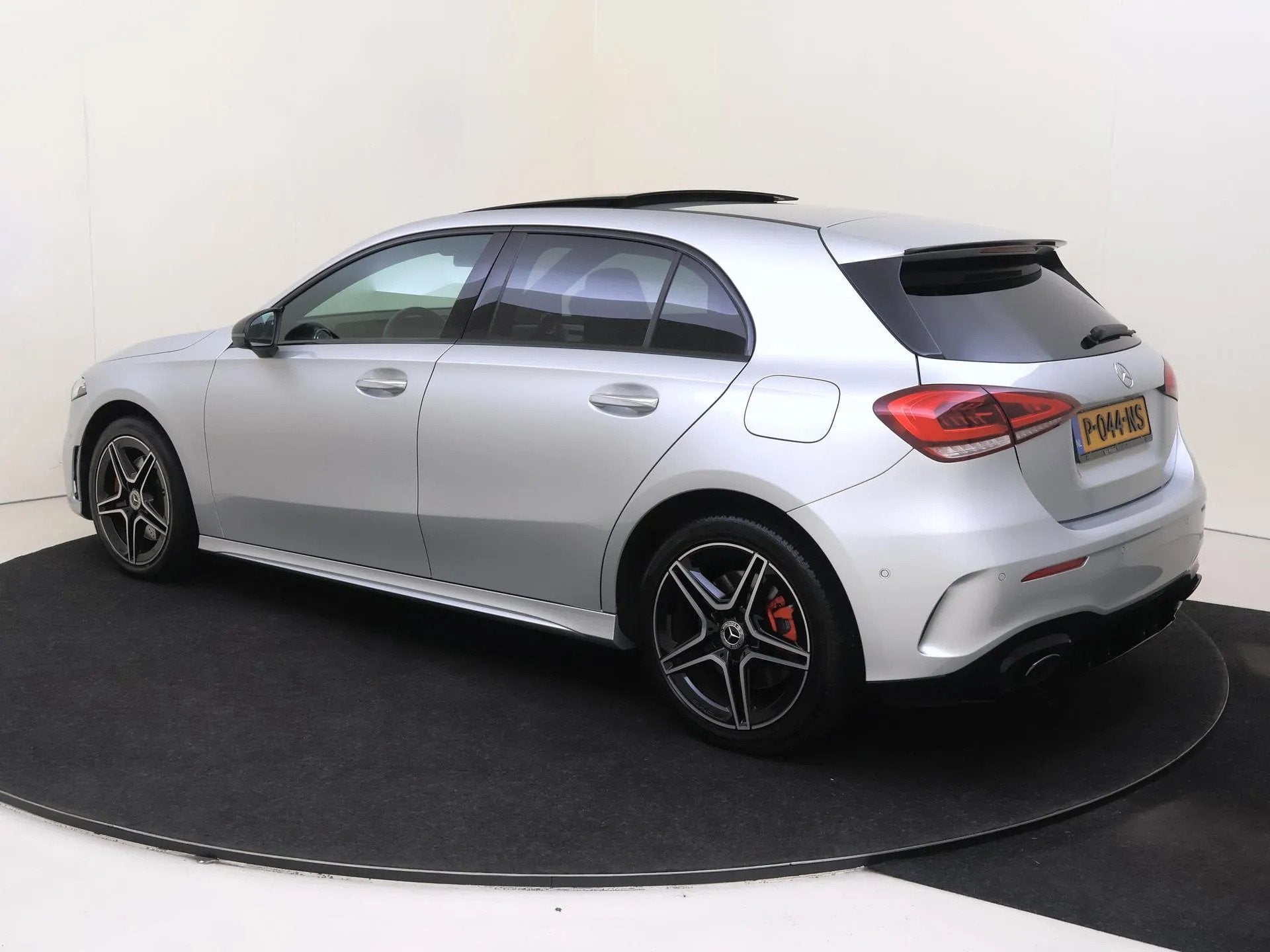 Mercedes-Benz A-Klasse 250 e Premium Plus (bj 2022), Gebruikt, Bedrijf, Hybride Elektrisch/Benzine, 1600 kg