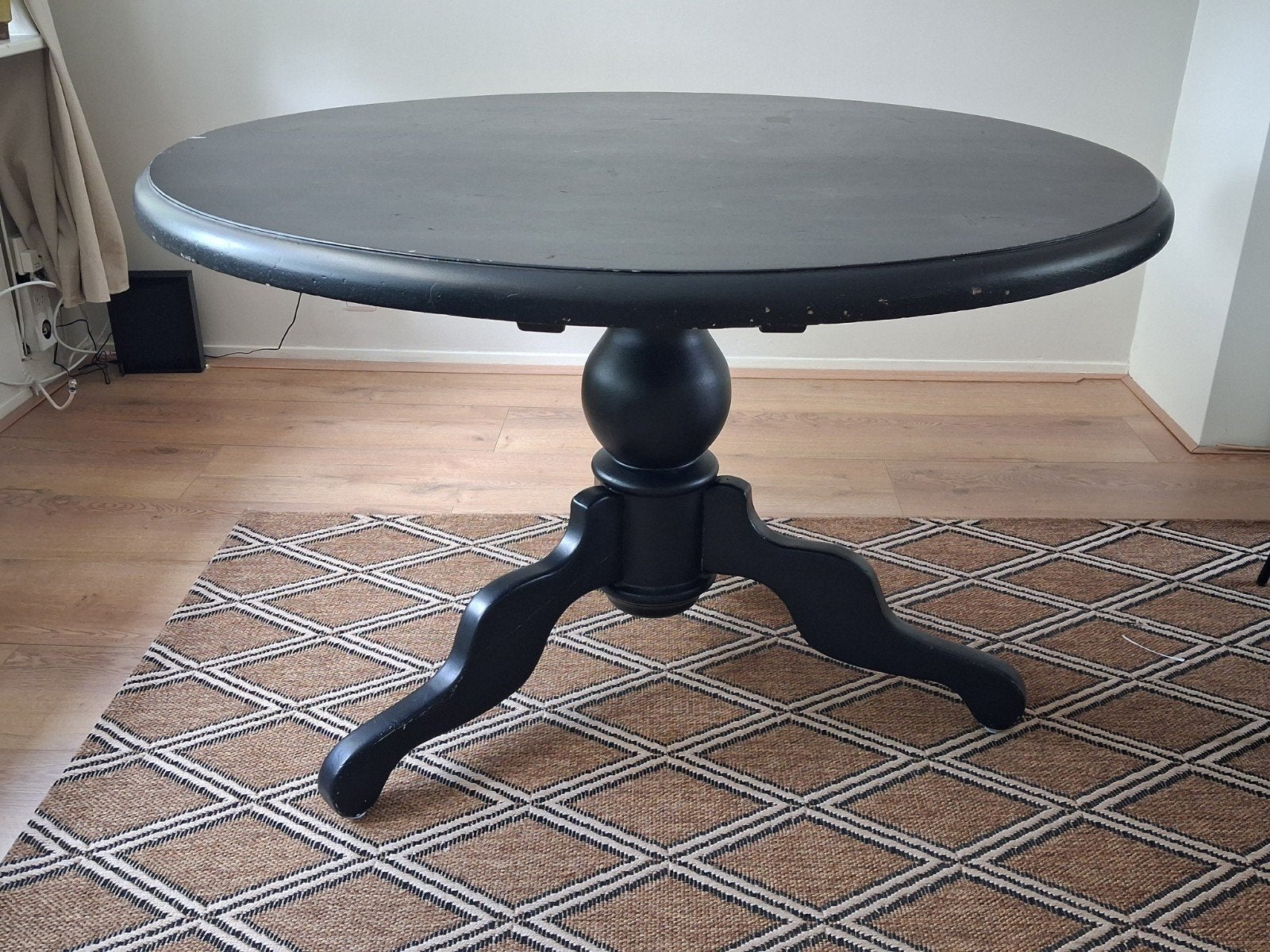 Ronde zwarte eettafel met klassieke bolpoot, Huis en Inrichting, Tafels | Eettafels, Gebruikt, Rond, Ophalen of Verzenden, Klassiek, landelijk, opknapper