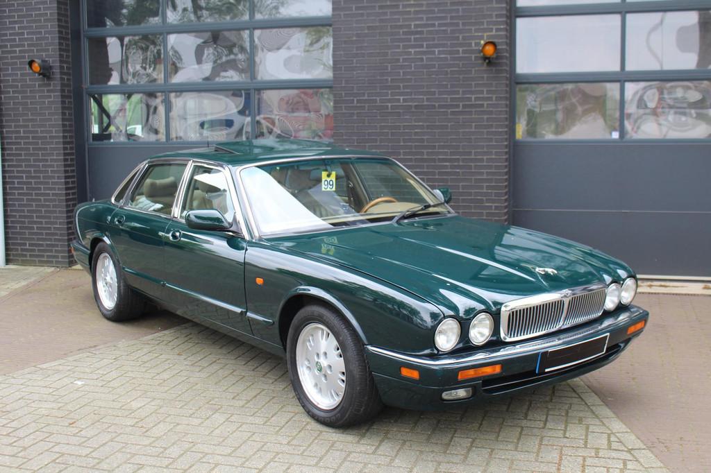 Jaguar Sovereign XJ6 LONG WHEELBASE! ORIGINAL CONDITION!, Auto's, Oldtimers, Stof, Beige, Bedrijf, 3980 cc